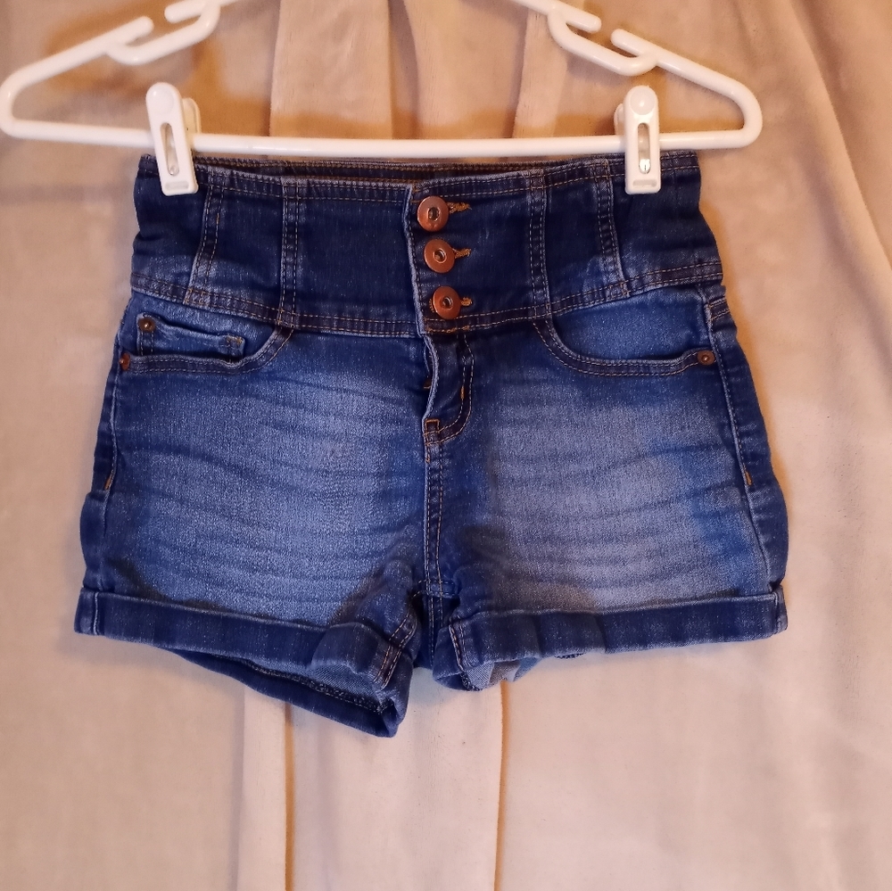 3 button High-waisted shorts.